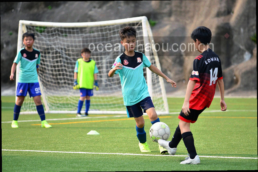 三张悬浮卡片前后层叠，分别代表赛程大屏、数据面板与版本记录，卡片之间以细线相连